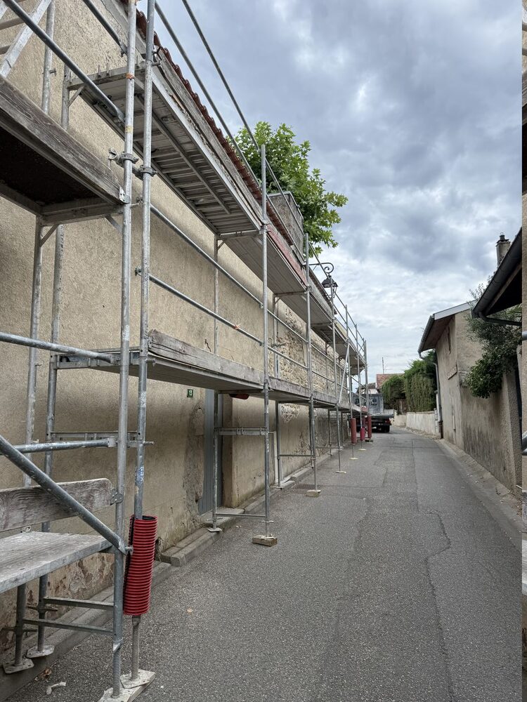 Vue en contre-plongée d'un échafaudage RM Accès
